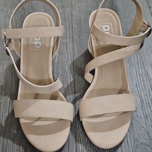 Never Worn! Women's Nude Color Strappy Heeled Sandals Size 9.5